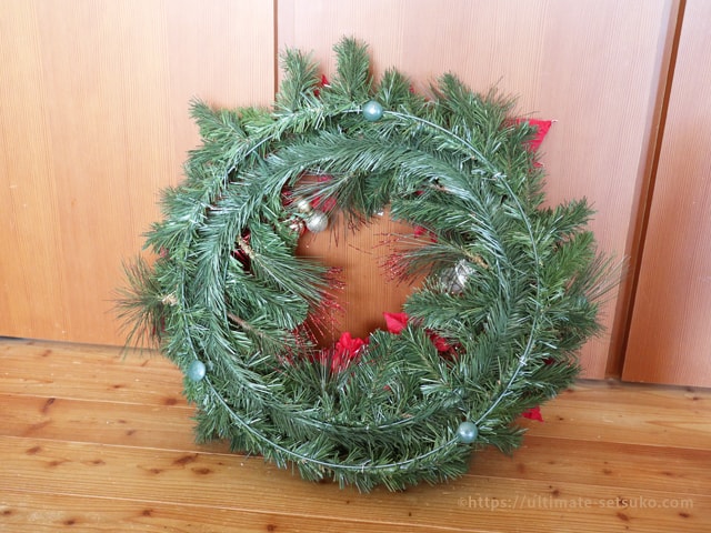 コストコのクリスマスリースはベルベット調のポインセチアが際立つ