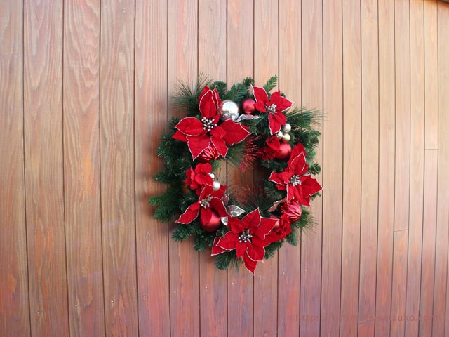 コストコのクリスマスリースはベルベット調のポインセチアが際立つ