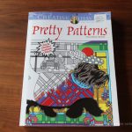 コストコブックコーナーで買える「Pretty Patterns COLORING BOOK」は、大人でも楽しめる、難易度高めの塗り絵本！