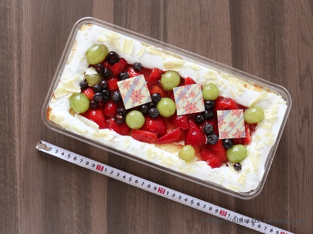 ケーキのサイズは34×16cm、高さ6cmほど