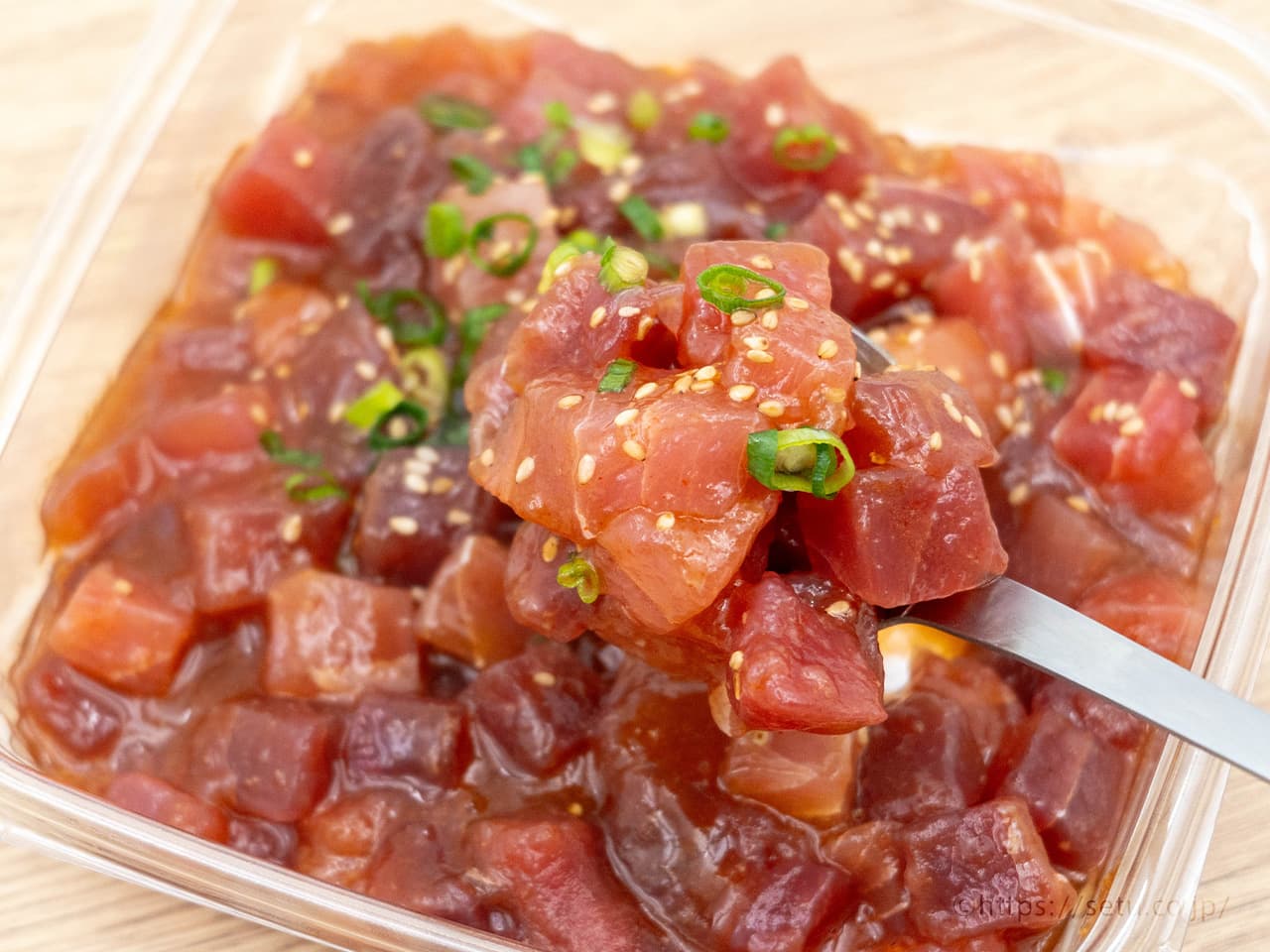 コストコの新作デリカ！マグロポキは醤油ベースの味でコチュジャンの