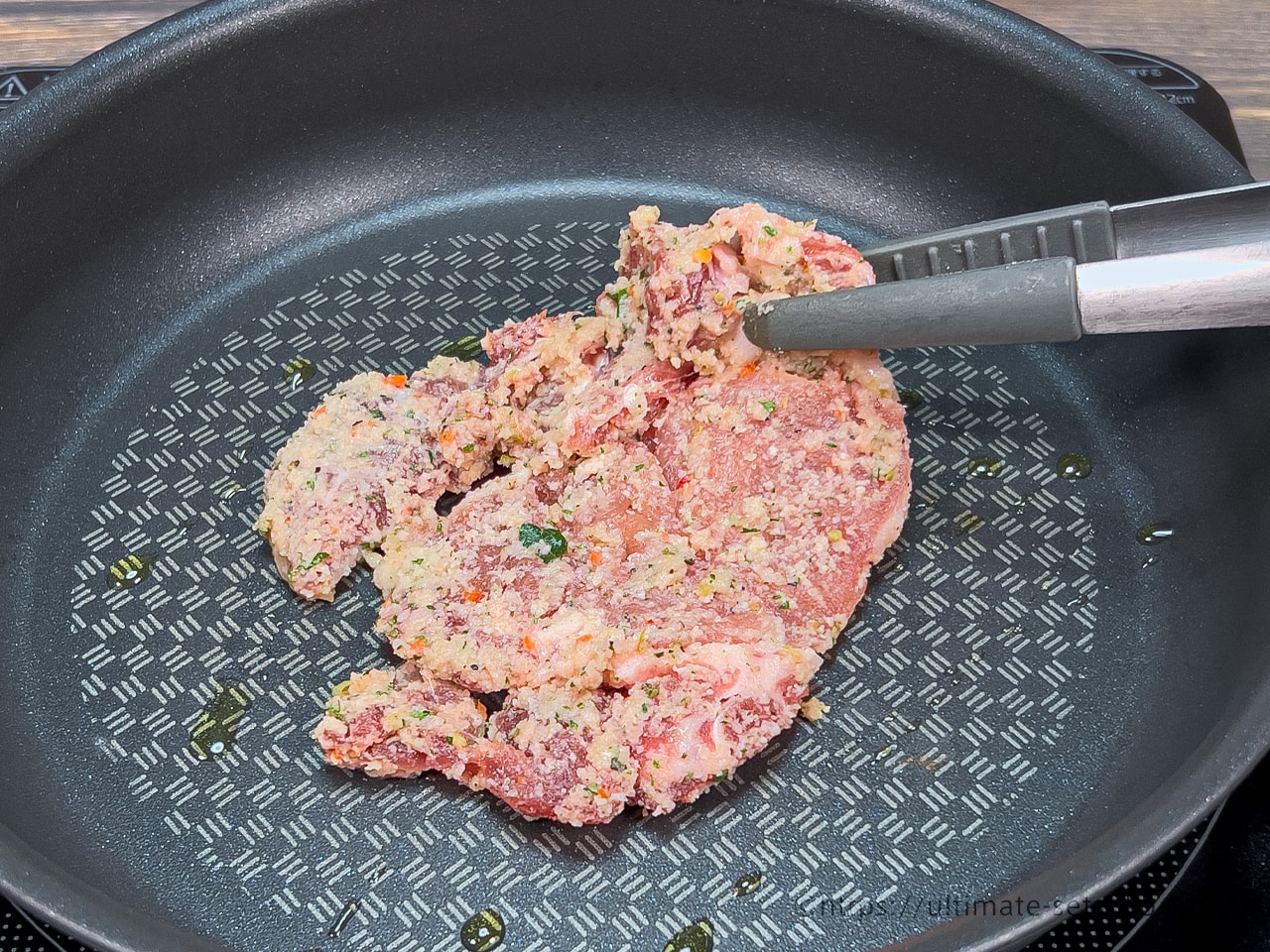 お肉をフライパンで焼く