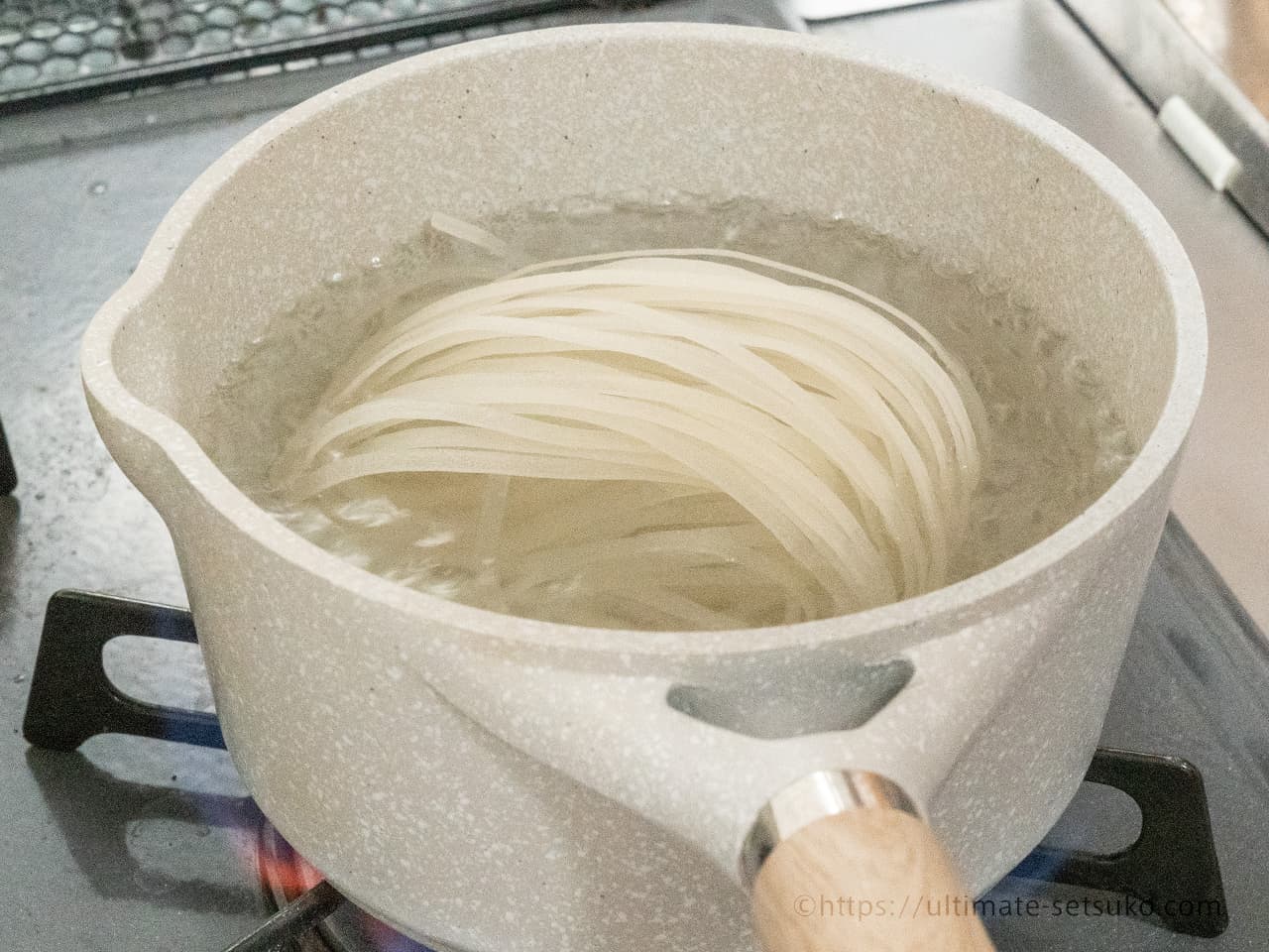 麺を茹でる