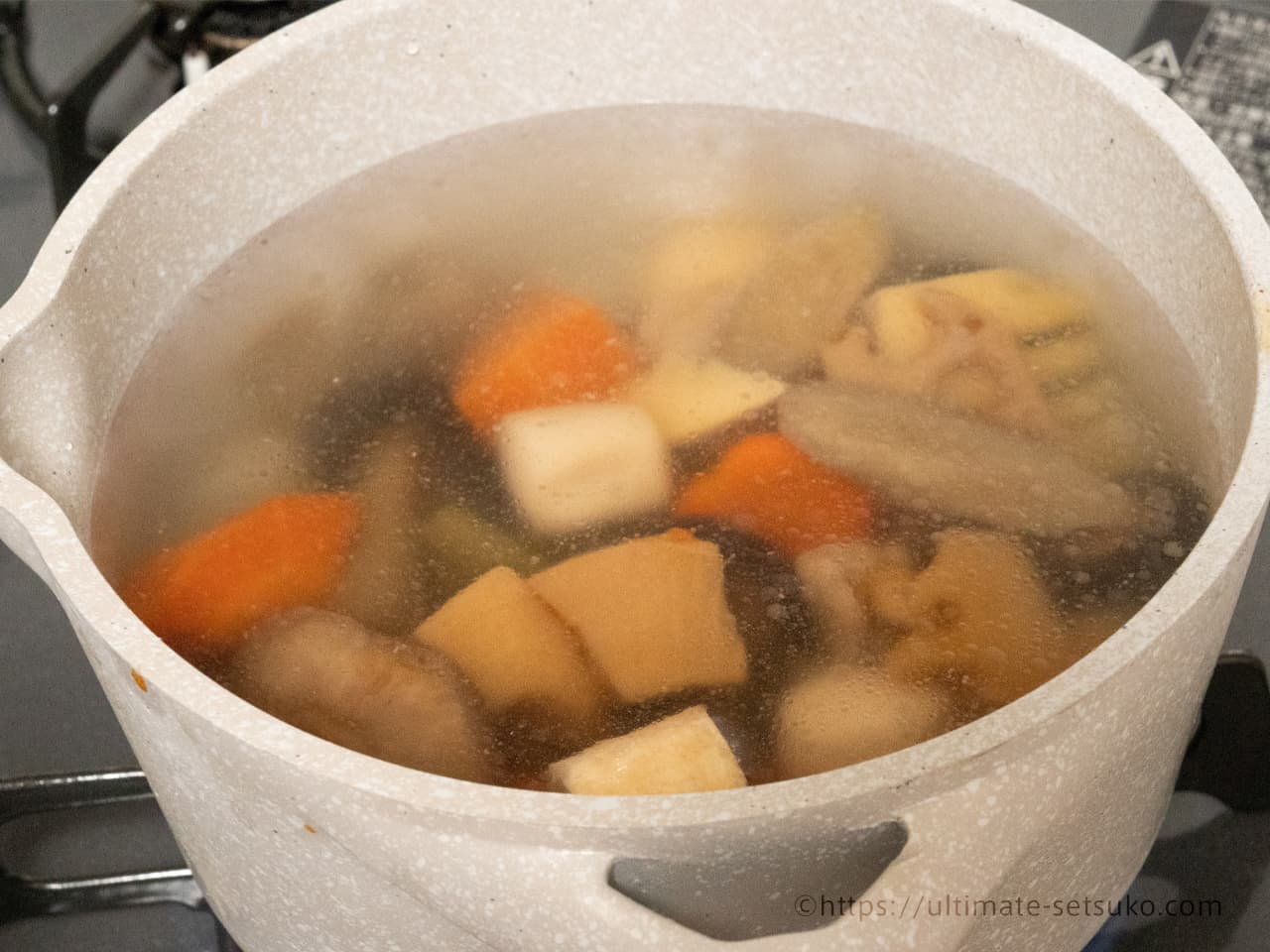 余った煮物を鍋にいれて煮込む