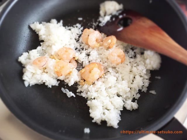 コストコ食材でパクチーガーリック海老チャーハン