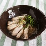 さくらどり肉の旨味&パクチーの香りがたまらないフォー風にゅう麺！エスニックな味付けが食欲をそそる