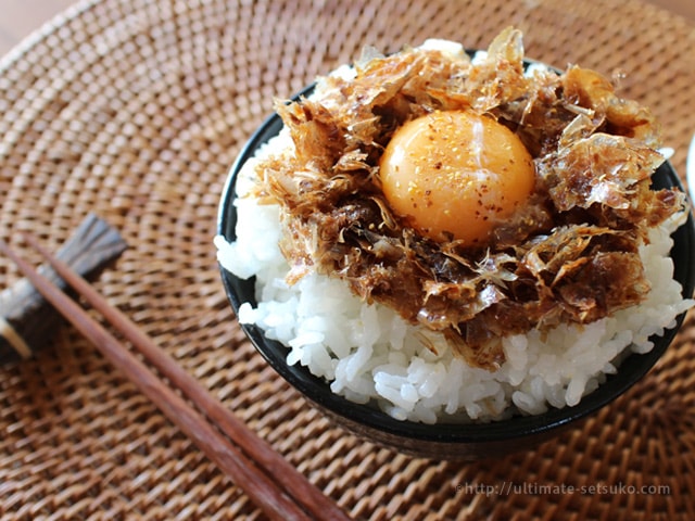 たっぷりおかかの卵かけご飯