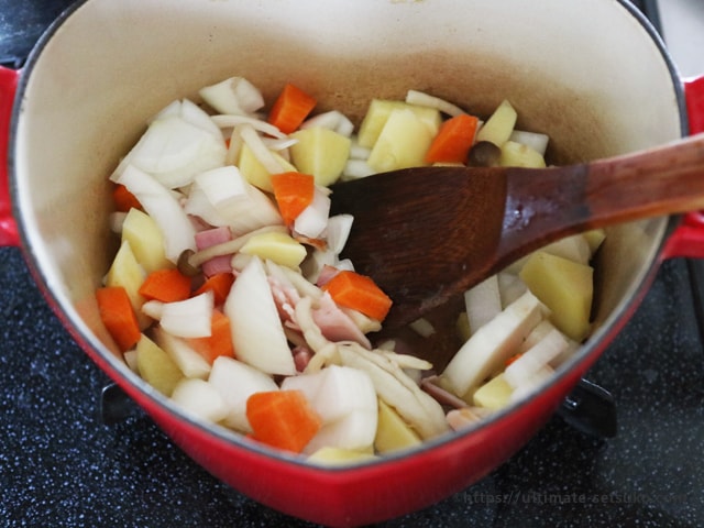 あさりと余った野菜とベーコンでできるクラムチャウダー